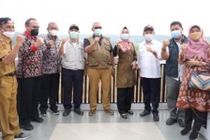 Bupati Kuningan berfoto bersama saat meninjau persiapan peresmian Bendungan Kuningan.